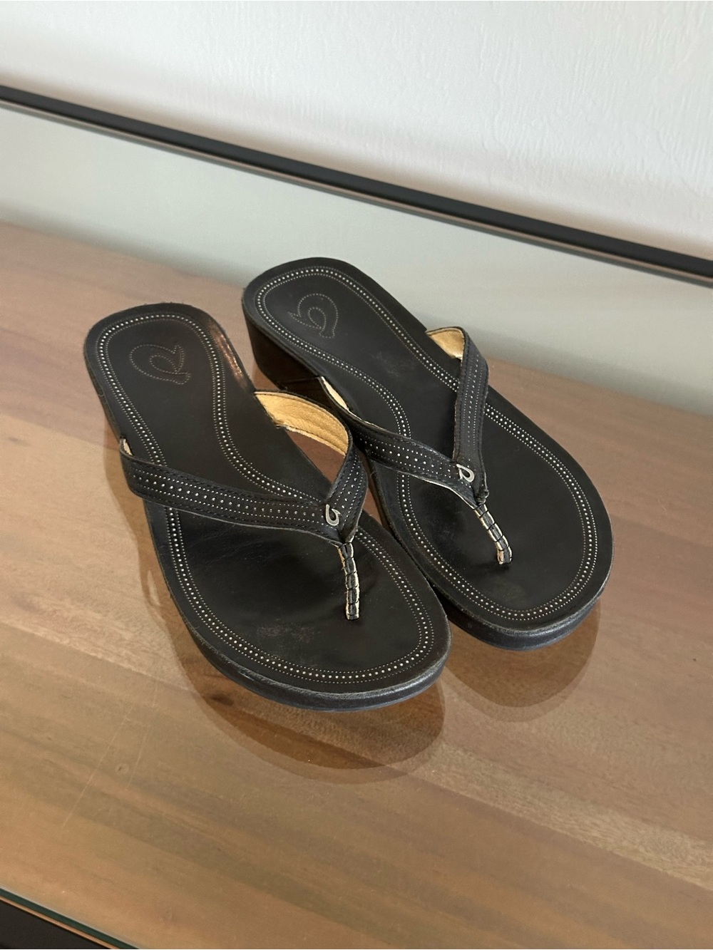 OluKai Ola Slip-On Flip Flop Black Thong Black Leather Wedge Sandals Size 8